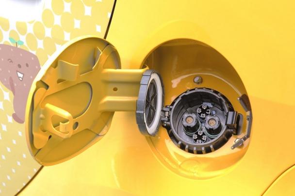 iMIEV plug.jpg