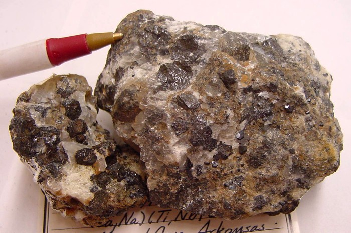 perovskite_mineral.jpg